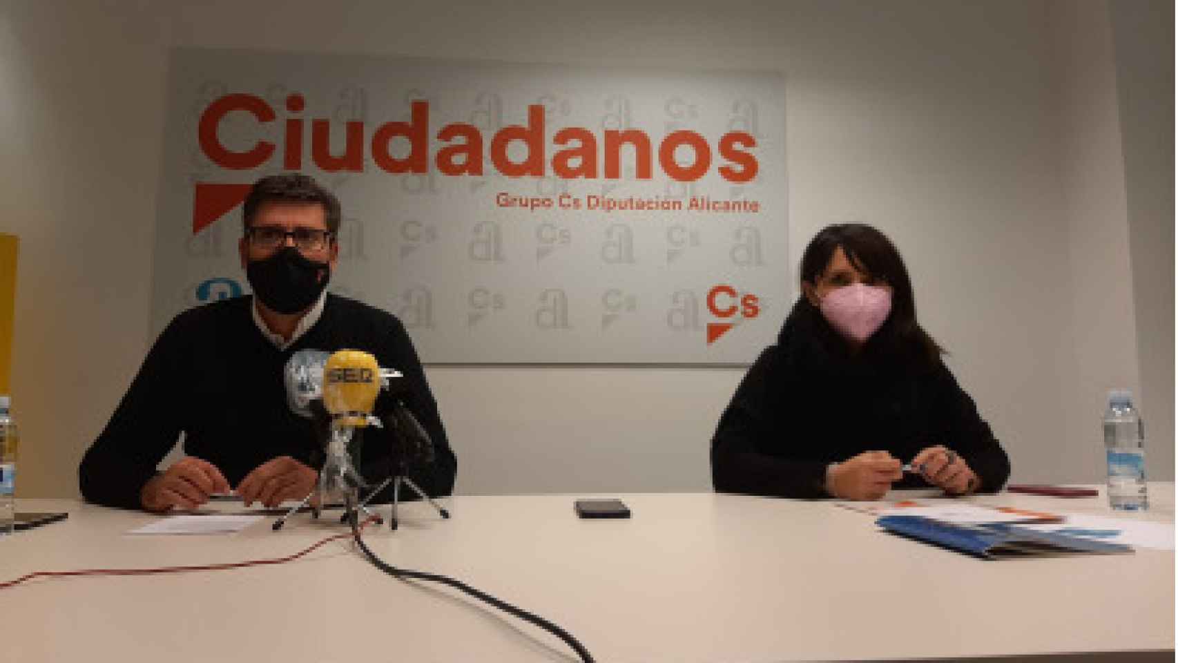 Javier Gutiérrez y Julia Parra, representantes de Cs en la Diputación de Alicante, en su comparecencia. EE