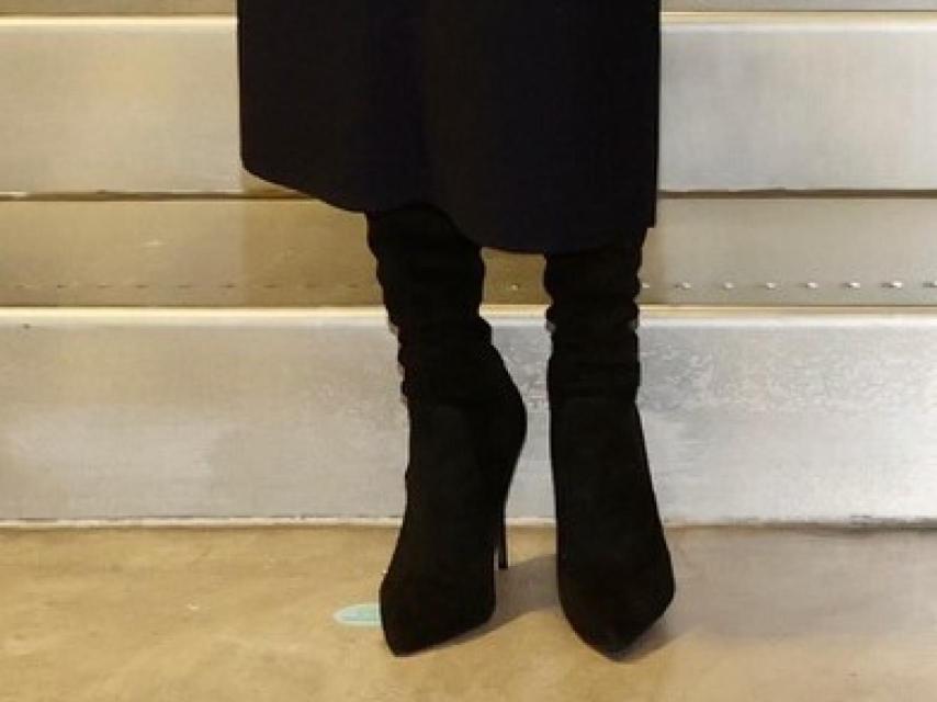 Letizia ha combinado su 'outfit' con unas botas mosqueteras de ante de Steve Madden.