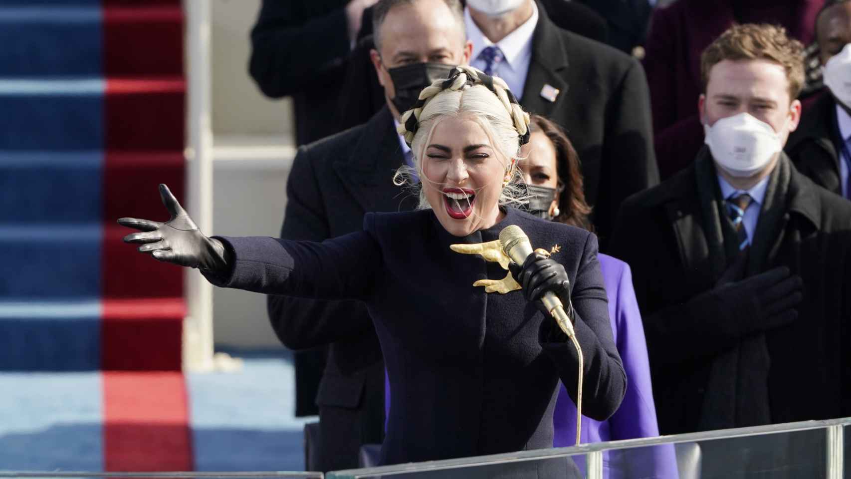 Lady Gaga interpretando el himno de Estados Unidos en la investidura de Joe Biden.