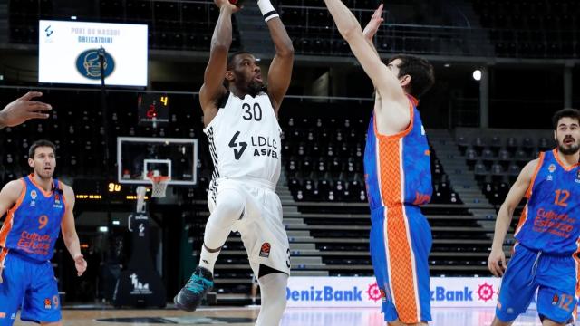 Cole, del ASVEL, lanzando ante el Valencia Basket