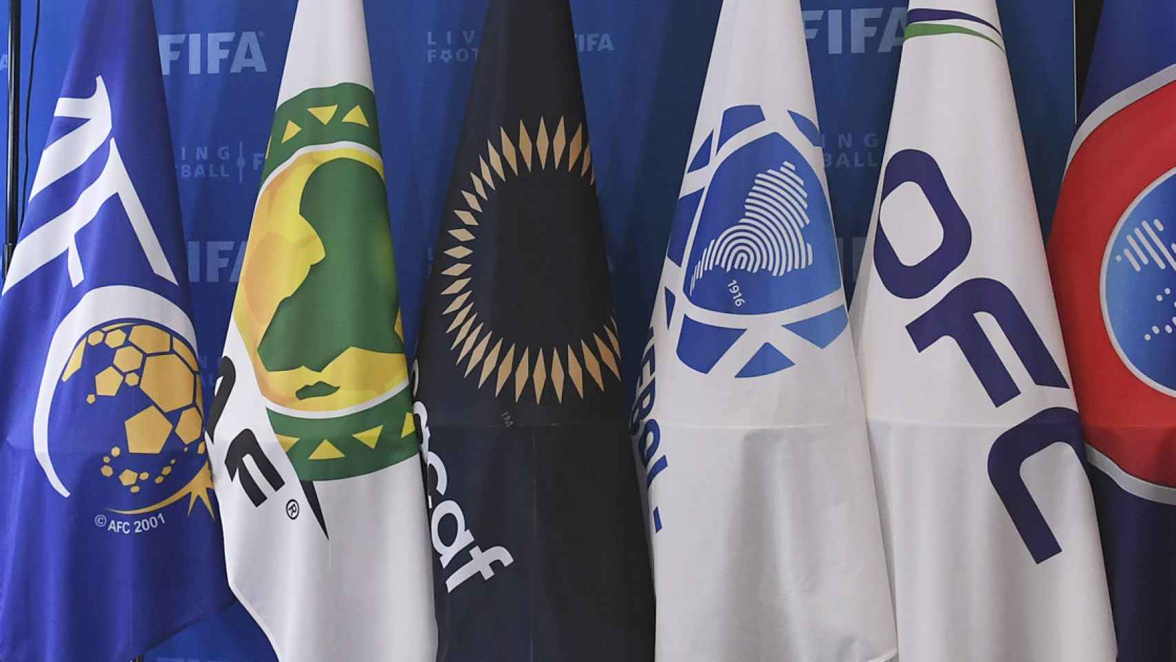 Las banderas de las diferentes confederaciones de la FIFA