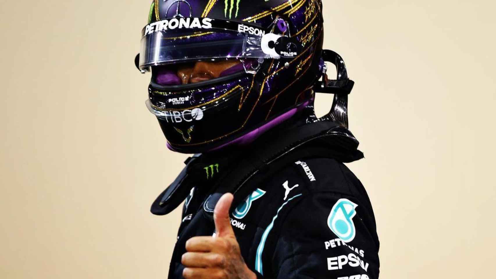 Lewis Hamilton posa con el mono del equipo Mercedes