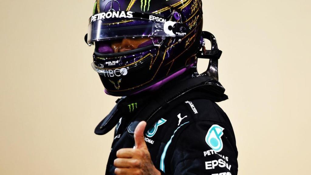 Lewis Hamilton posa con el mono del equipo Mercedes
