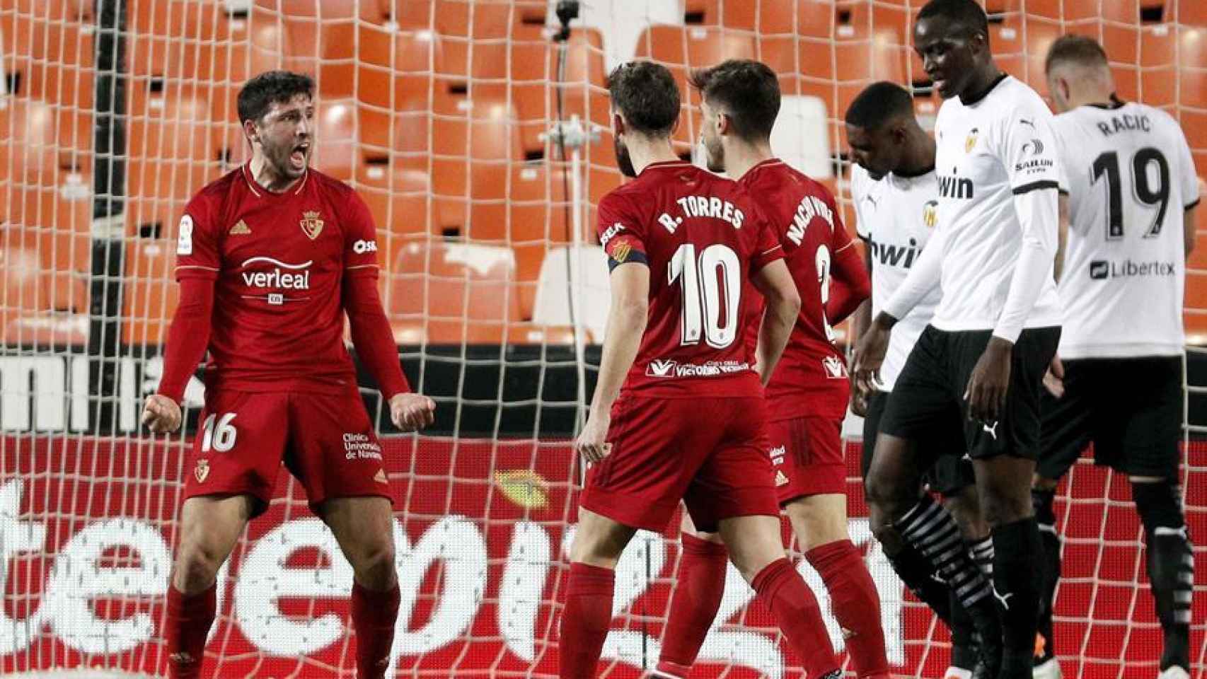 Los jugadores Osasuna celebra el gol de Calleri al Valencia en la jornada 19 de La Liga