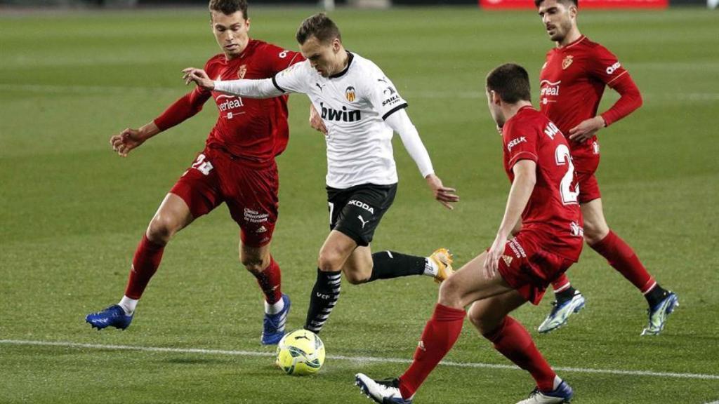 Cheryshev, rodeado de rivales durante el Valencia - Osasuna de la jornada 19 de La Liga