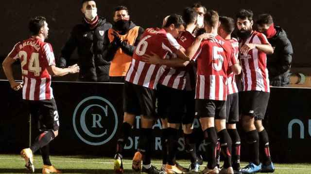 Piña de los jugadores del Athletic para celebrar el gol ante el Ibiza en la Copa del Rey