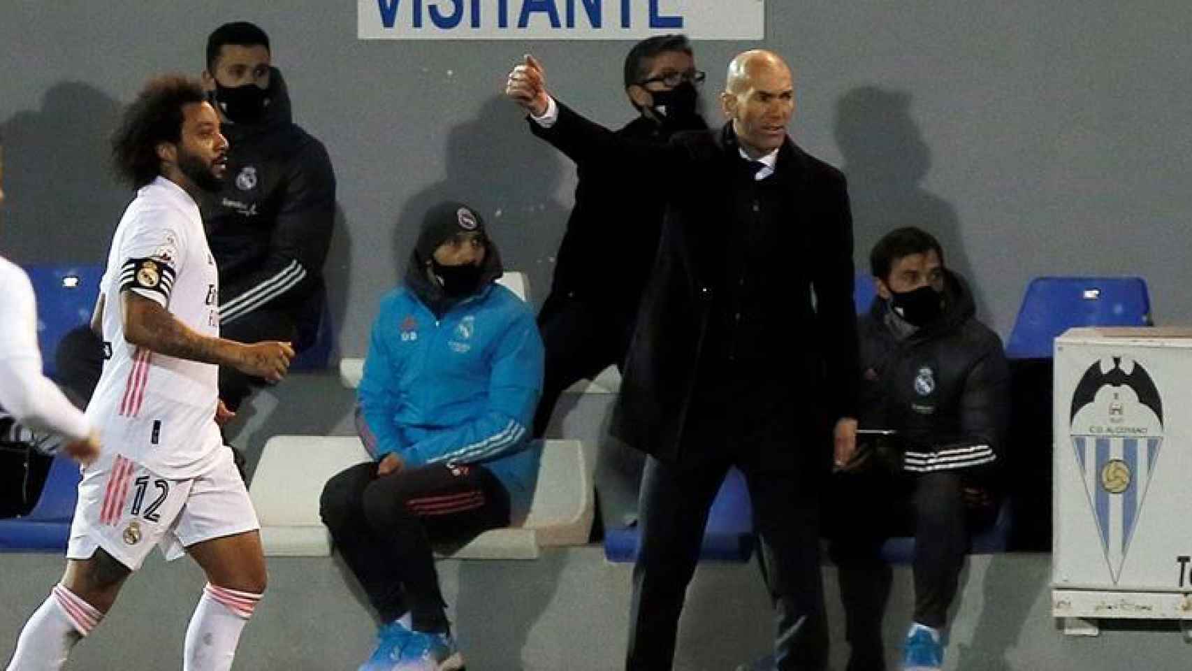 Zinedine Zidane da indicaciones a sus jugadores en El Collao