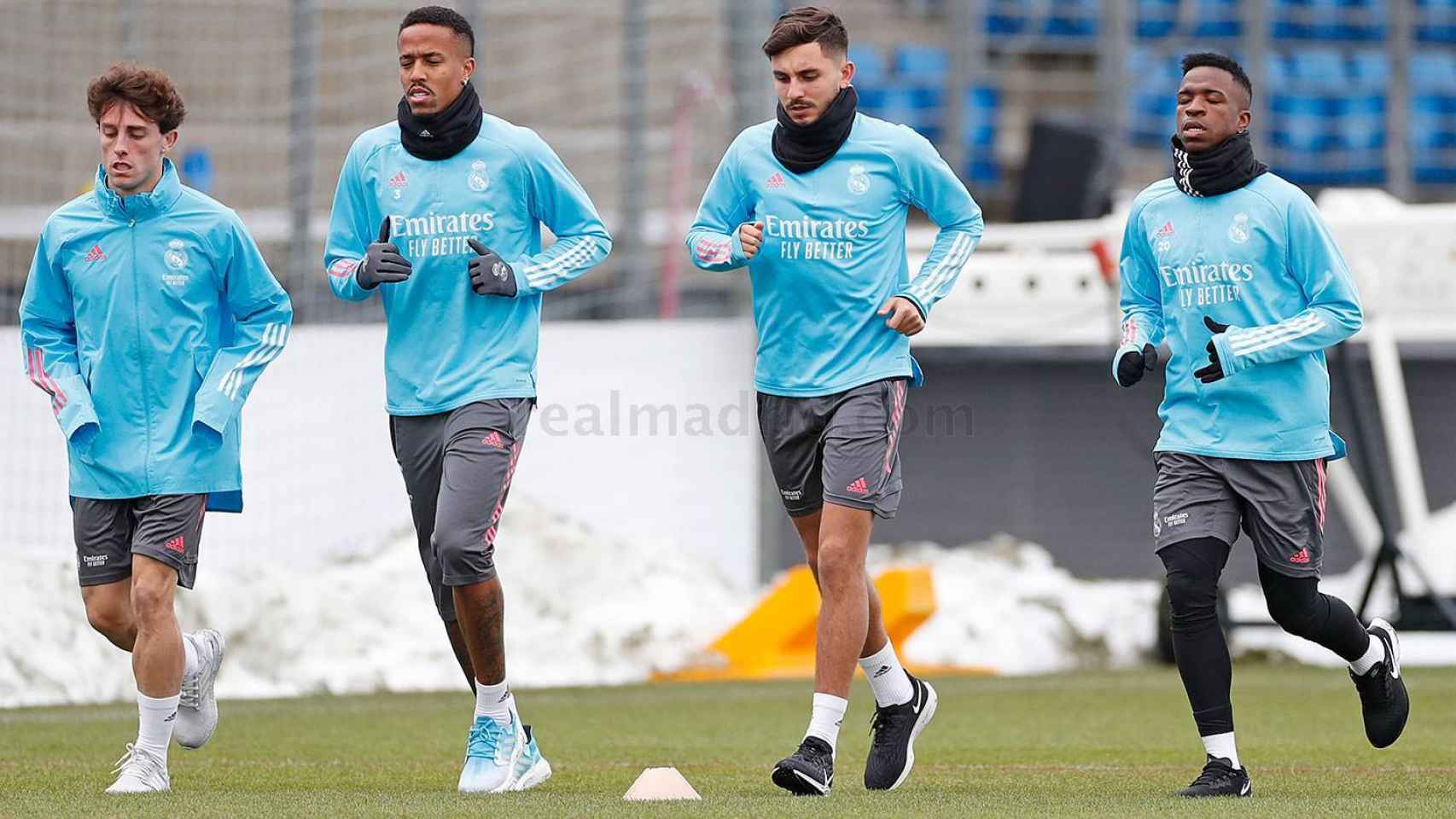 Los jugadores del Real Madrid trotando en el entrenamiento