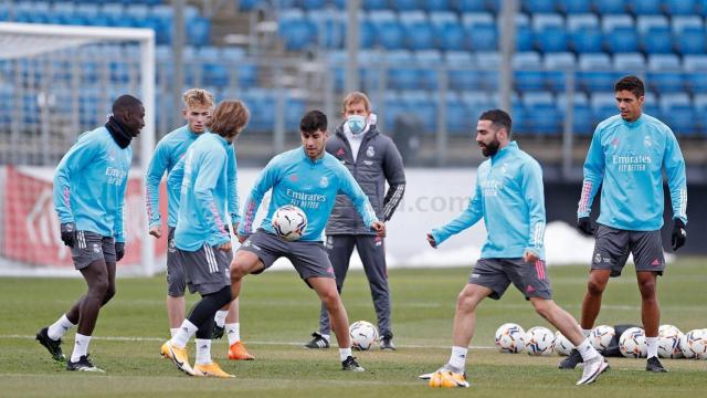 Los jugadores del Real Madrid en un rondo