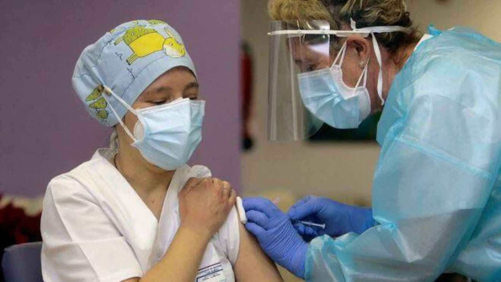 La guadalajareña Mónica Tapias, la primera asistente sanitaria en recibir la vacuna en España
