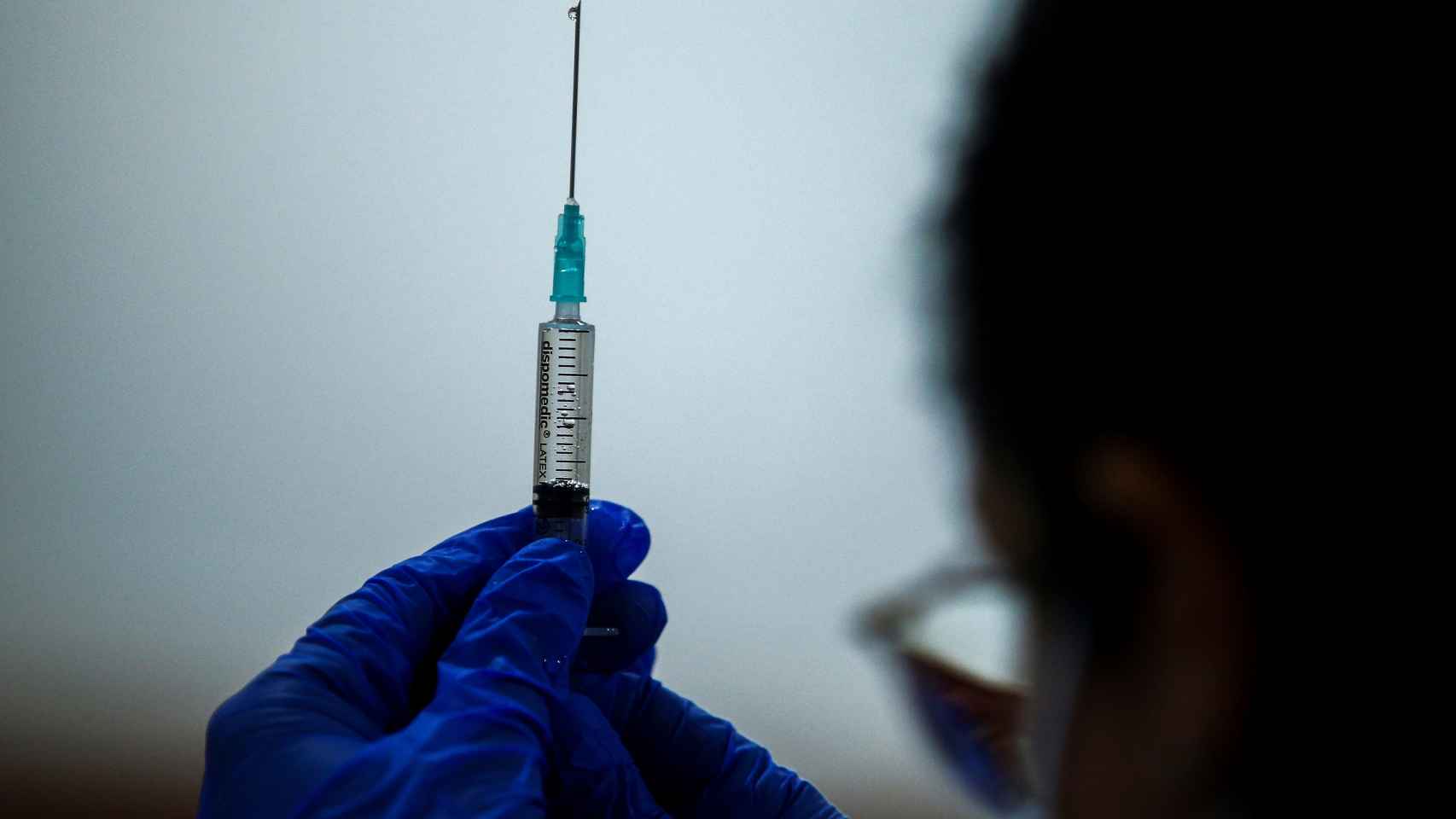 Personal sanitario prepara la segunda dosis de la vacuna contra el Covid-19 de Pfizer-BioNTech para administrar a los residentes de DomusVi Sabadell Ciutat.