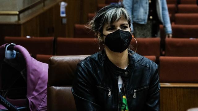 Teresa Rodríguez con su hija en el Parlamento este jueves