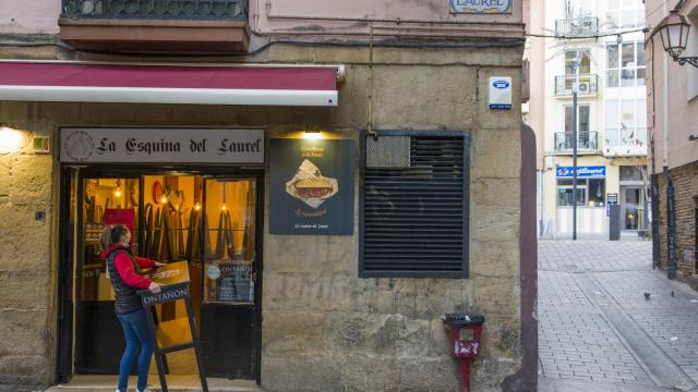 Una camarera recoge su establecimiento en La Rioja.