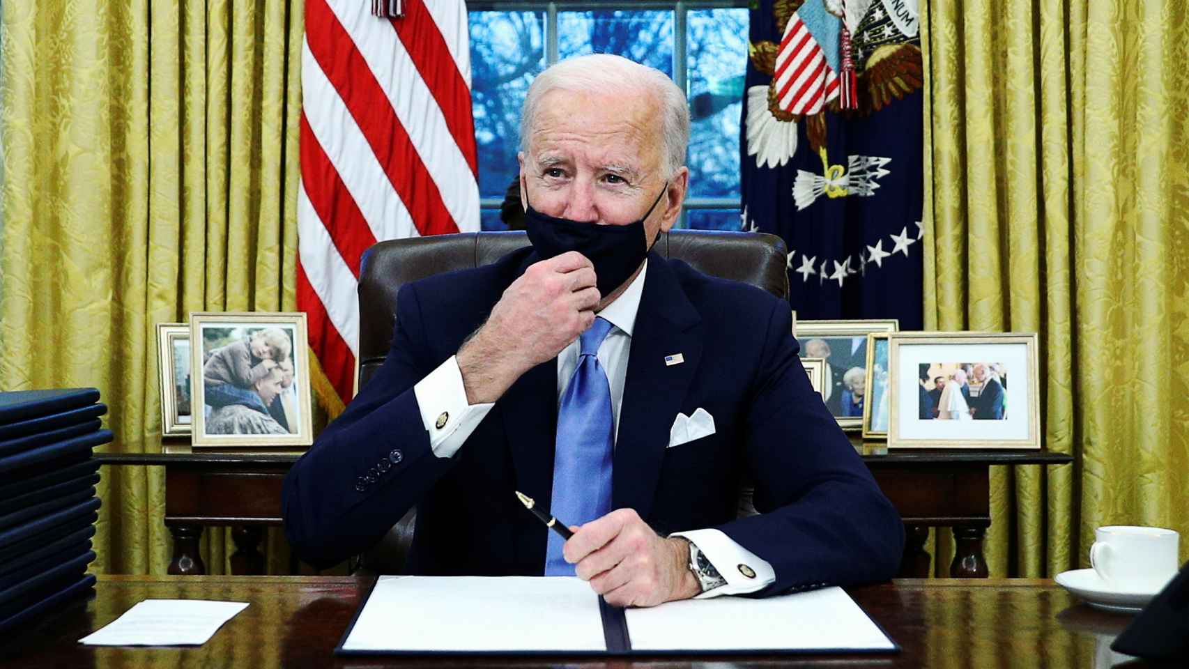 Joe Biden firma sus primeras órdenes ejecutivas como presidente de Estados Unidos.