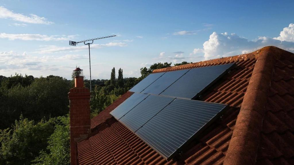 Paneles solares sobre una casa.