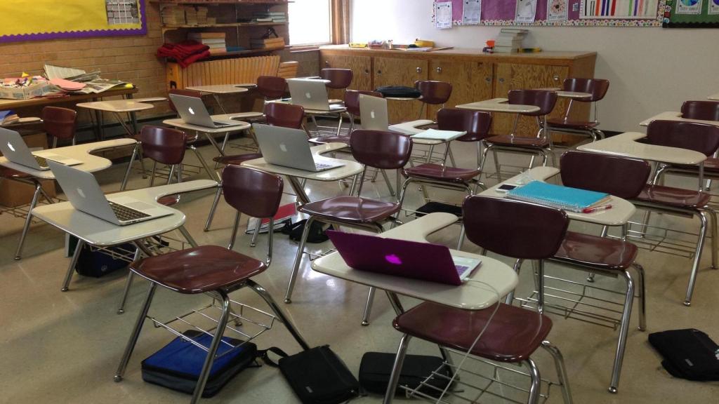 ordenadores portátiles aula alumnos