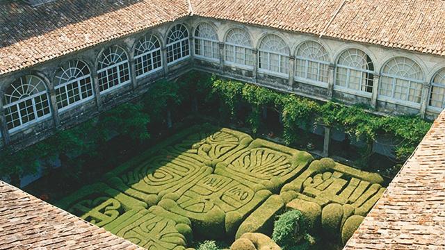 El claustro y el boj del Pazo de San Lorenzo de Trasouto.