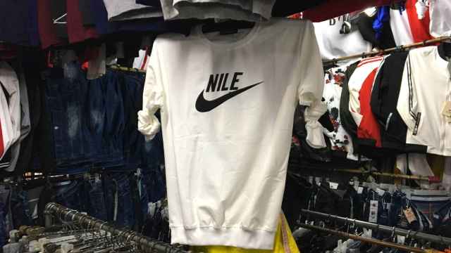 Incautadas más de 100 prendas deportivas falsas en un mercadillo de Bueu (Pontevedra)