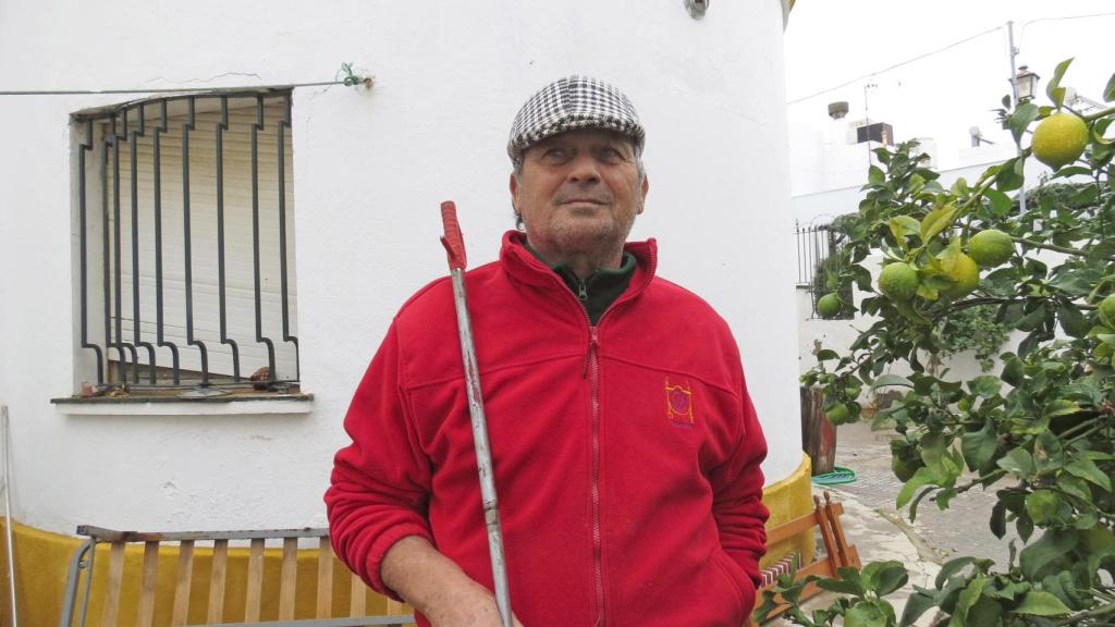 José Rivera en su casa de Barbate.