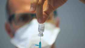 Personal sanitario manipula un vial de la vacuna contra el coronavirus de Pfizer-BioNtech. Efe