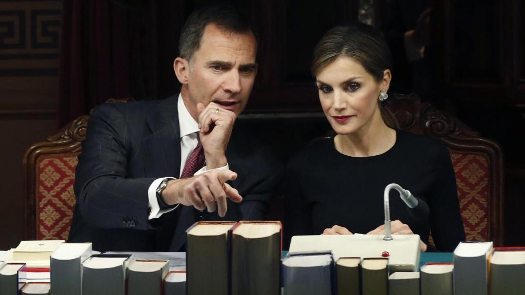 El rey Felipe VI conversando con la reina Letizia durante una reunión plenaria de la Real Academia Española (RAE).