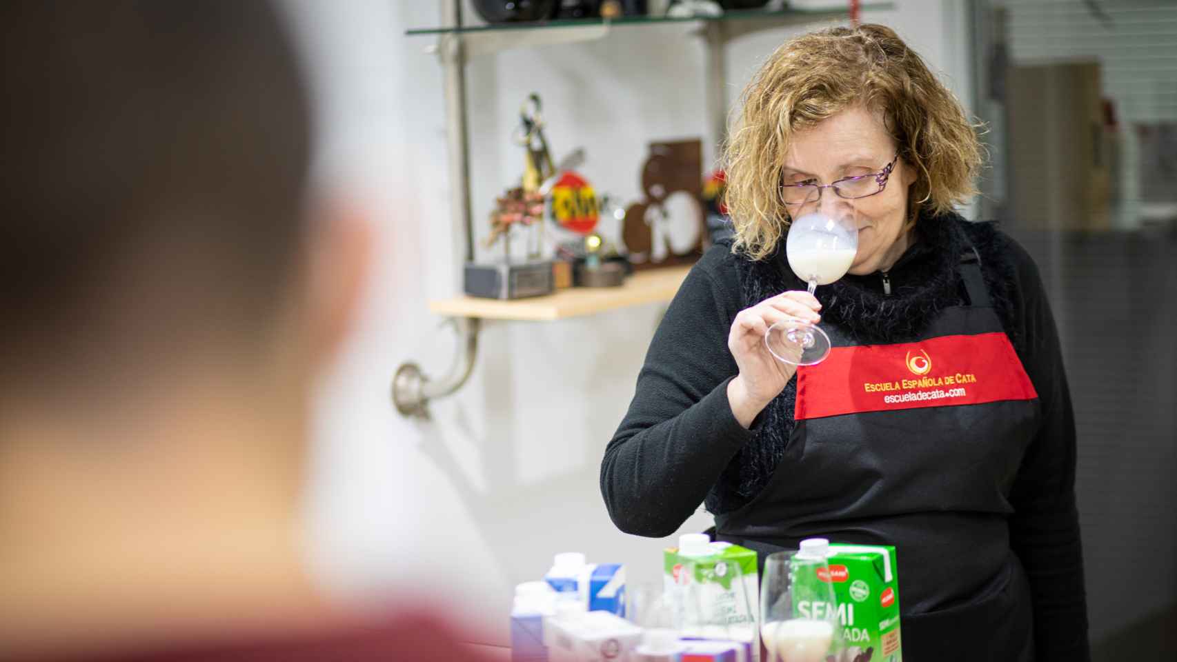 La catadora Carmen Garrobo huele cada una de la seis leches semidesnatadas de los supermercados.
