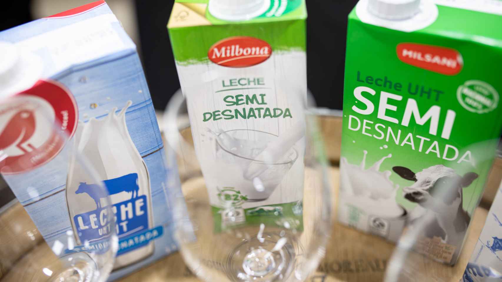 La leches semidesnatadas de los supermercados se sirven en copas para la realizar la cata.