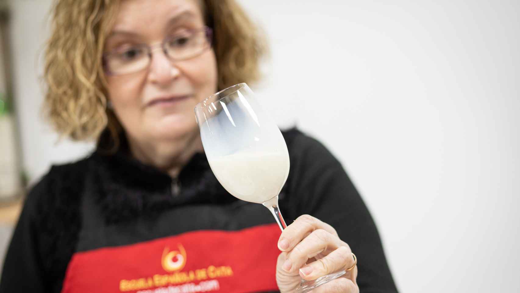 La experta Carmen siempre observa el rastro que deja cada leche en el cristal de la copa.