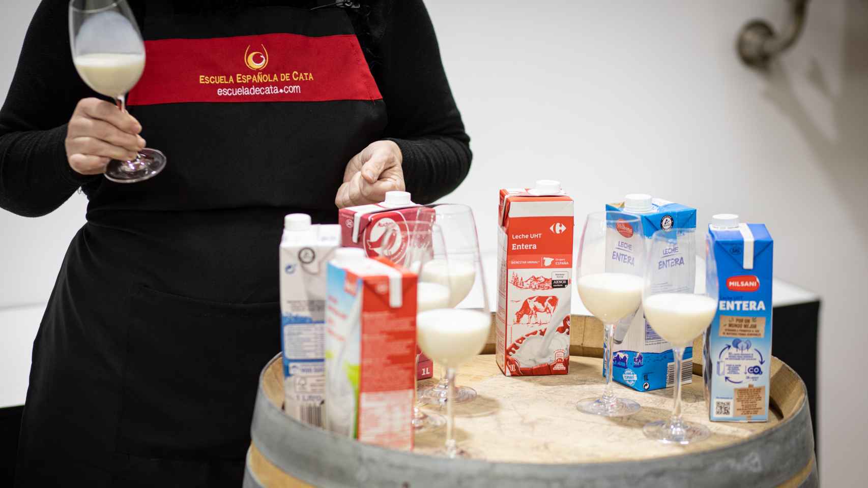 La especialista de la Escuela Española de Cata, probando la leche entera de Carrefour.