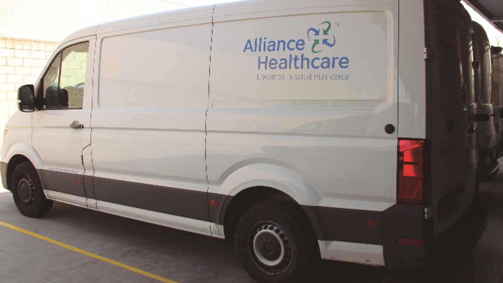 Una furgoneta de Alliance Healthcare.