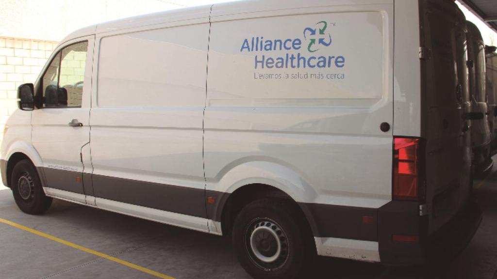 Una furgoneta de Alliance Healthcare.