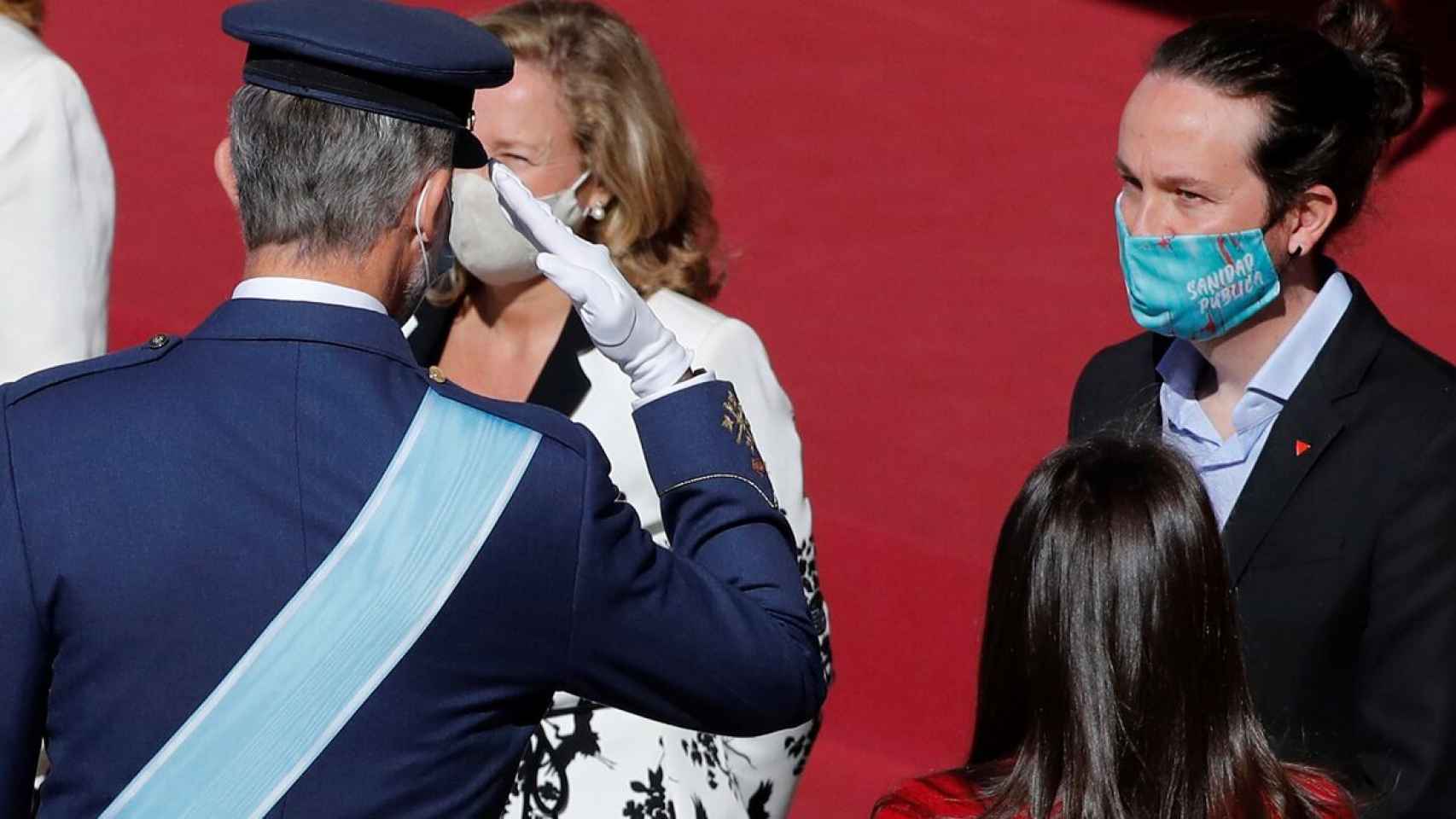 El rey Felipe VI saluda al vicepresidente del gobierno, Pablo Iglesias.