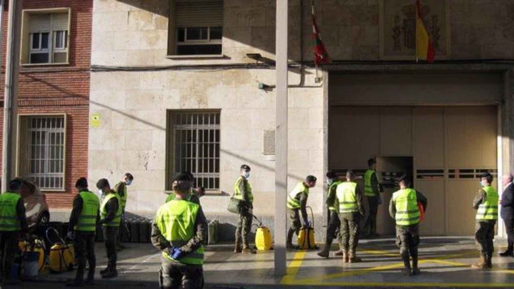Miembros del Ejército desinfectan una prisión en País Vasco.
