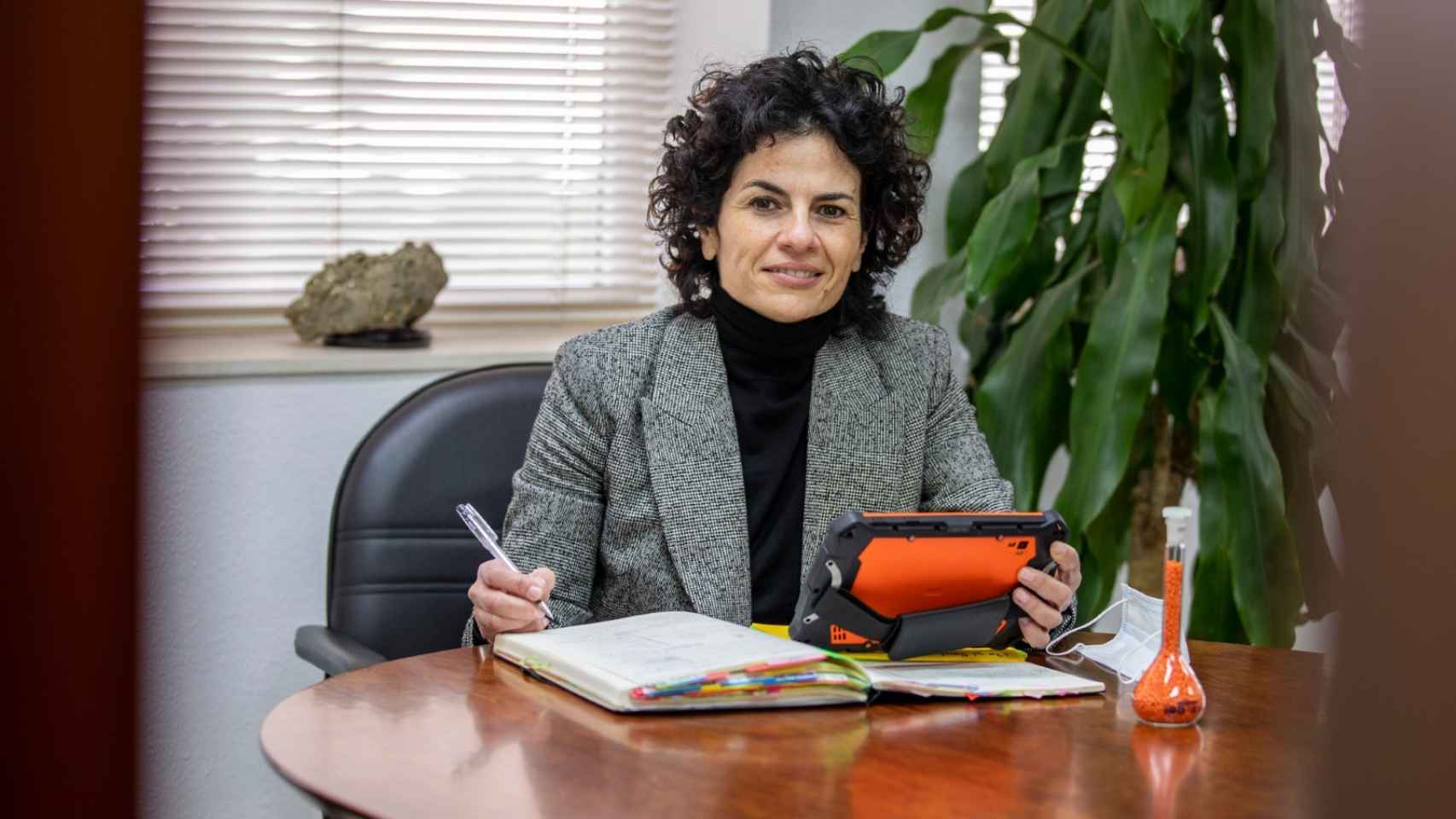 Esther González, en su despacho, en la planta química de Cepsa.