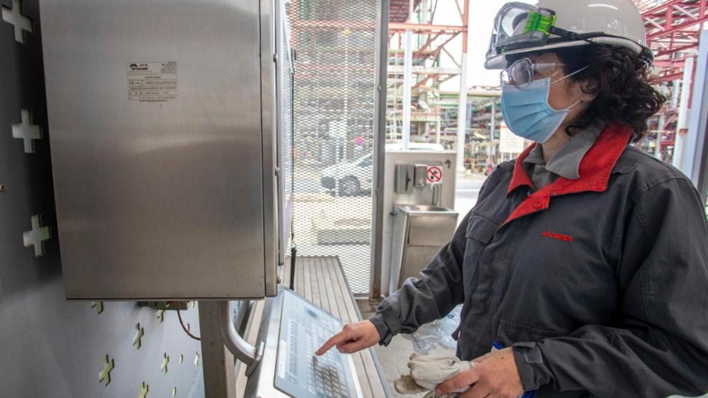 Esther González, en la planta química de Cespa.