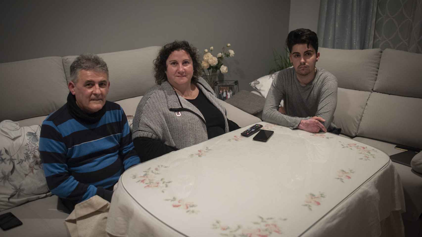 Daniel, junto a sus padres, Antonio y Luz María, este pasado jueves, en su casa de Ubrique (Cádiz).
