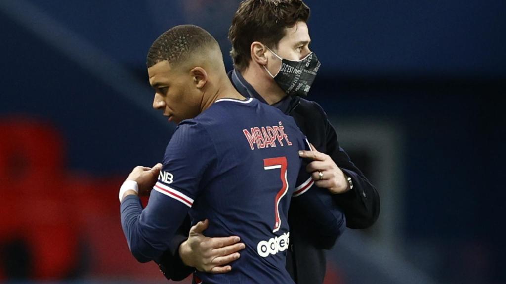 Mbappé y Pochettino durante un cambio