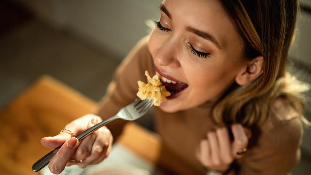 Una mujer come pasta.