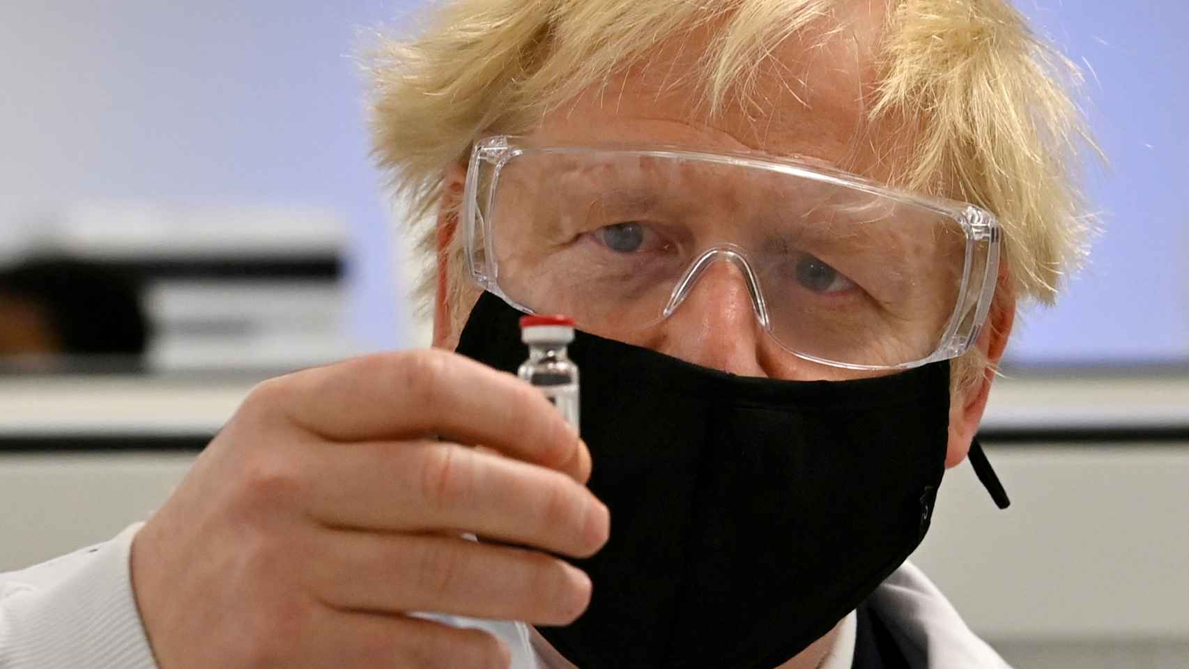 Boris Johnson  con un vial de la vacuna de AstraZeneca.