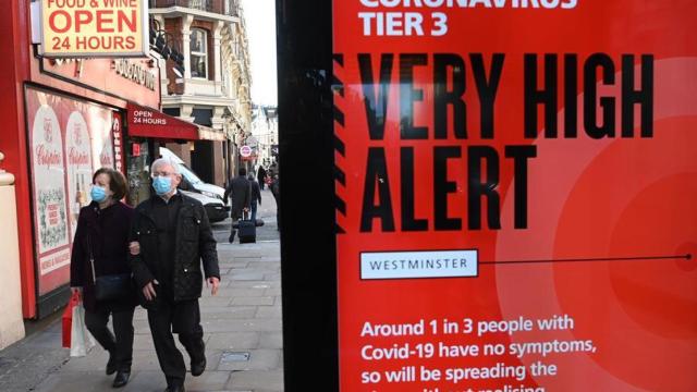 Una pareja pasea por Londres.