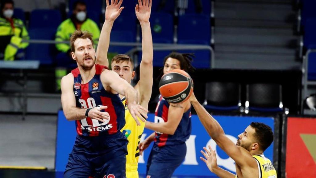 Dragic realizando un pase en el Baskonia - Alba