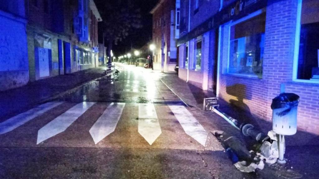 El viento ha arrancado una farola esta madrugada en Alovera (Guadalajara). Foto Iván Sánchez en Twitter