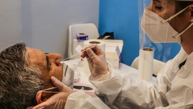 Un empleado se somete a una prueba de coronavirus en la Universidad San Pablo CEU en Madrid.