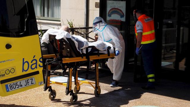 Personal sanitario del Hospital de Lugo traslada a un paciente.