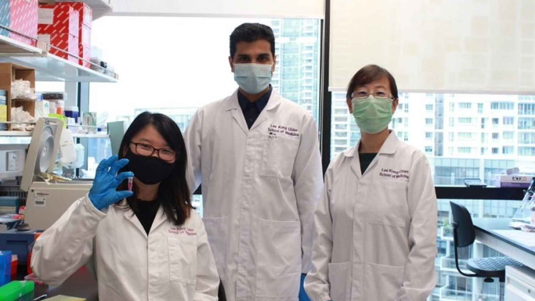 El equipo de investigadores de la Nanyang Technological University que ha desarrollado la nanocápsula de insulina