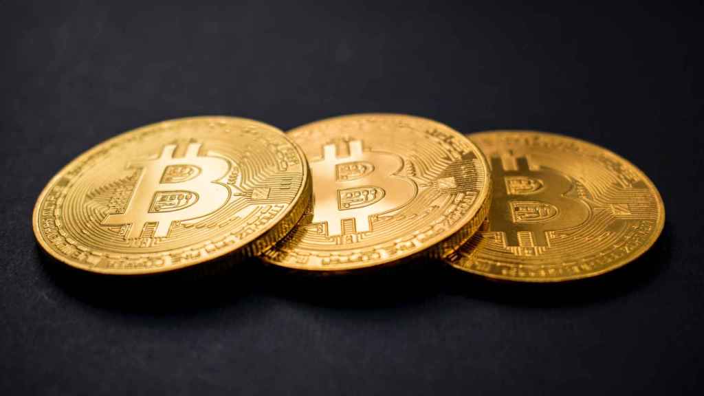 Tres monedas físicas representativas de bitcoins.