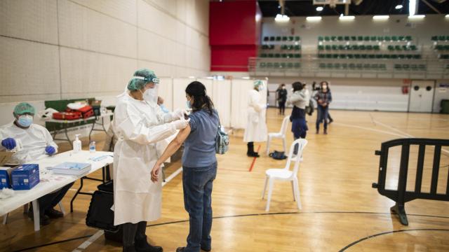 Vacunación de sanitarios en Cartagena (Murcia).