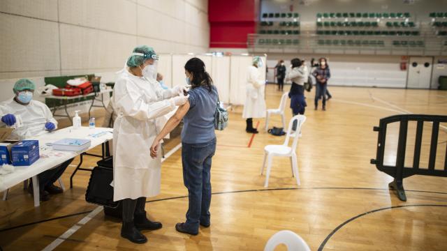 Vacunación de sanitarios en Cartagena (Murcia).