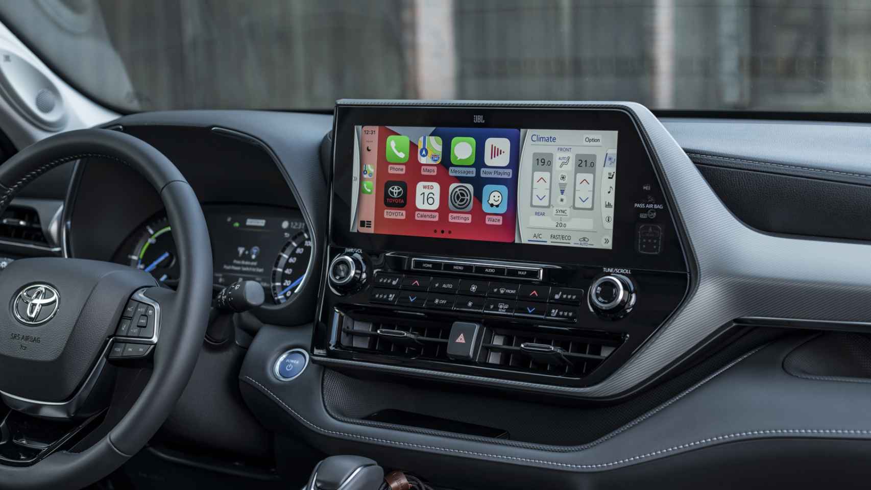 De serie incluye la pantalla de ocho pulgadas con Apple CarPlay y Android Auto.