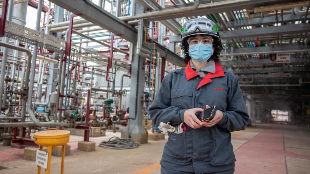 Esther González, la directora de la planta química de Cepsa en Palos de la Frontera.